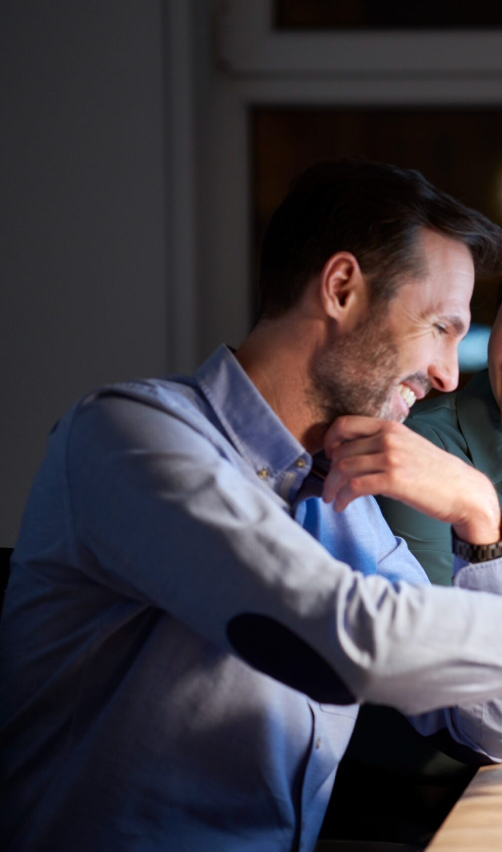 smiling-business-people-working-late-office